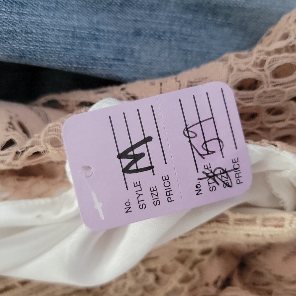 L&B Lace Blouse - Picture 6 of 6
